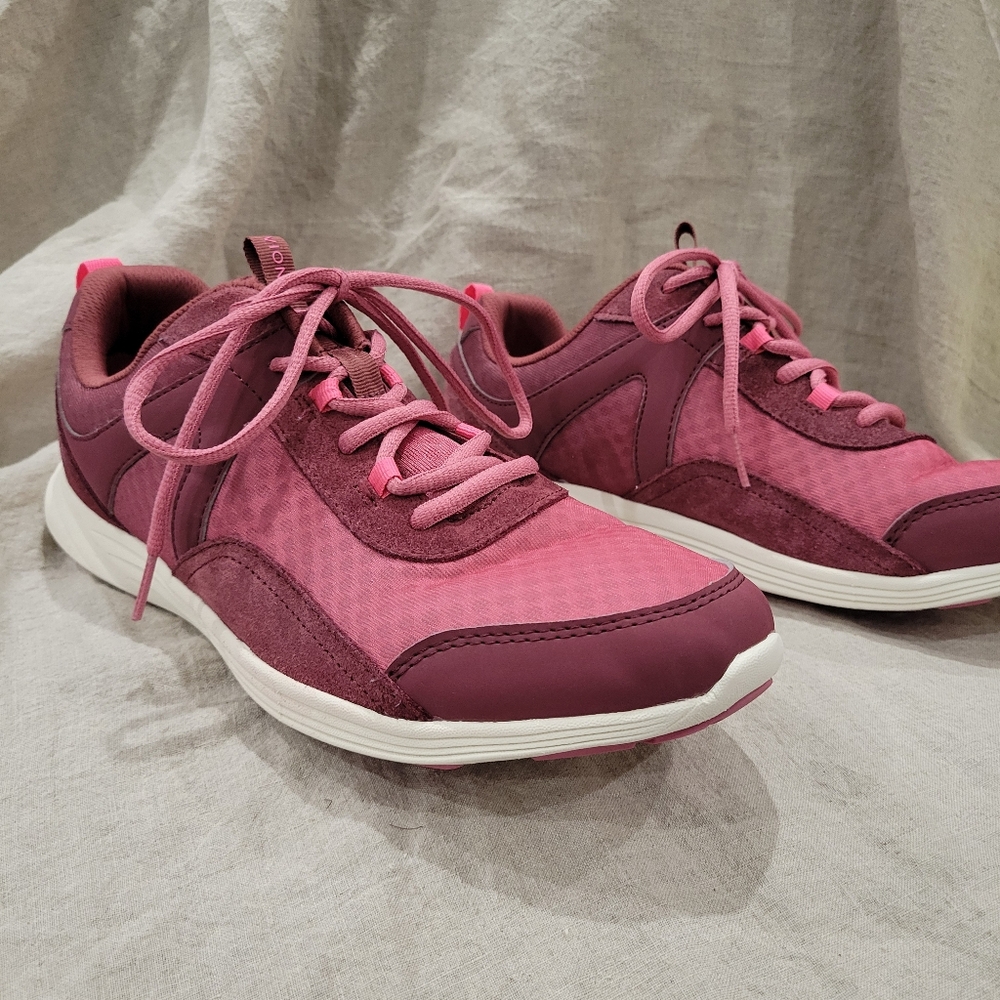 Vionic "Agile Chance" tennis shoes EUC sz 12